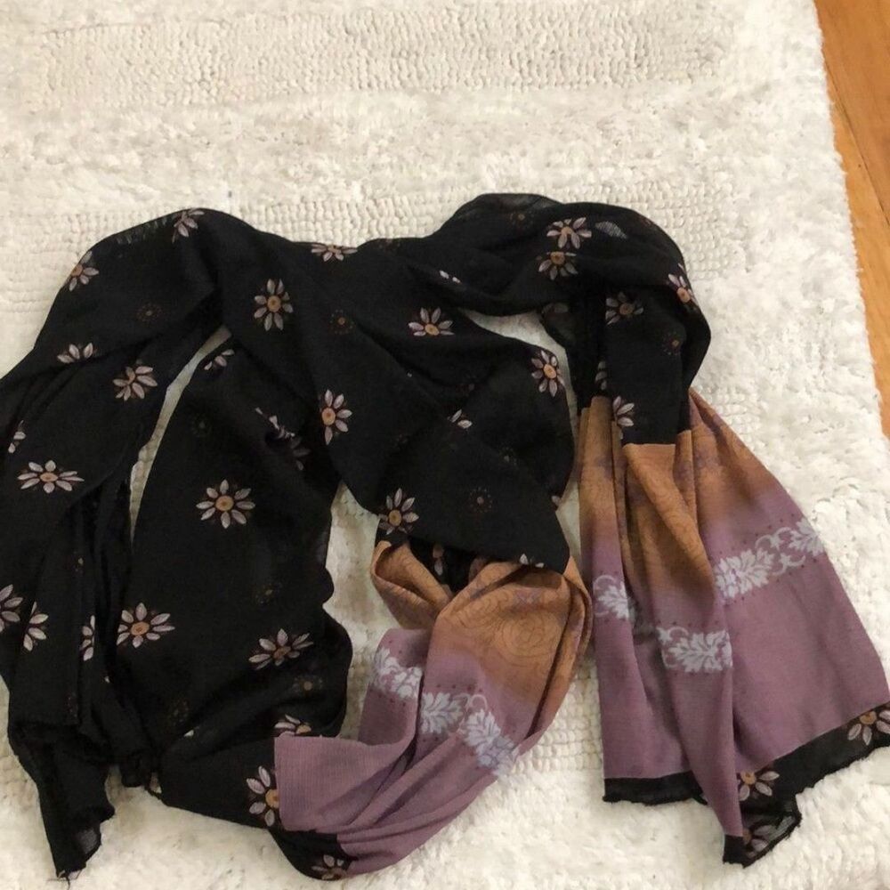 Super cute scarf lilac black daisy